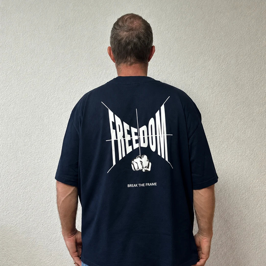 T-shirt Freedom bleu marine porté par Benoît, fondateur de JaOcCo, coupe oversize taille L, vue de dos