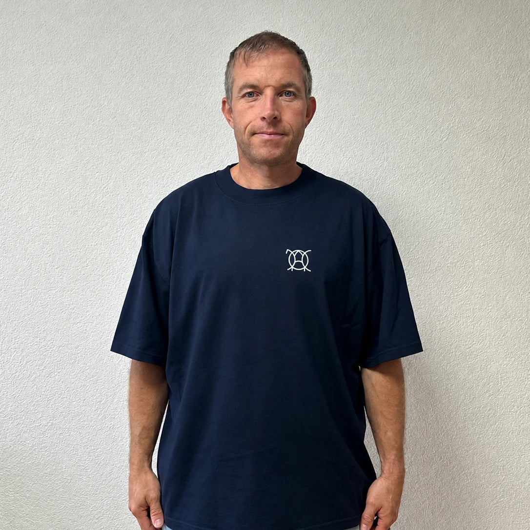 T-shirt Freedom bleu marine porté par Benoît, fondateur de JaOcCo, coupe oversize taille L, vue de face