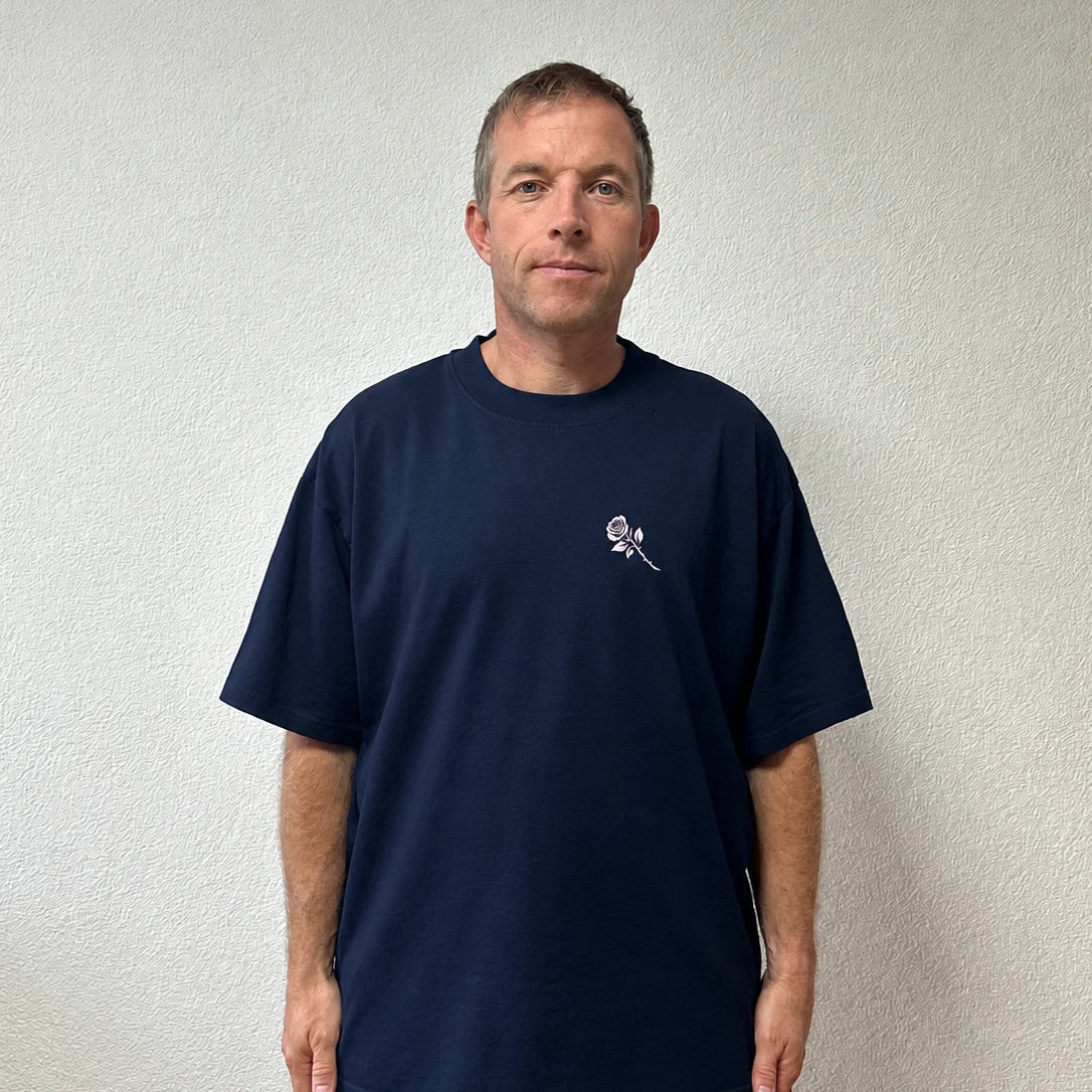 T-shirt Hope Never Dies bleu marine porté par Benoît, fondateur de JaOcCo, coupe oversize taille L, vue de face
