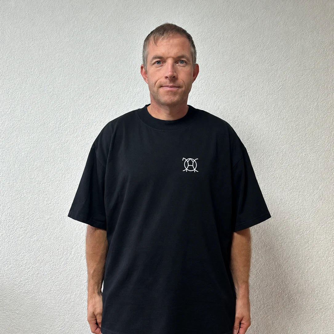T-shirt Love Eternal noir porté par Benoît, fondateur de JaOcCo, coupe oversize taille L, vue de face