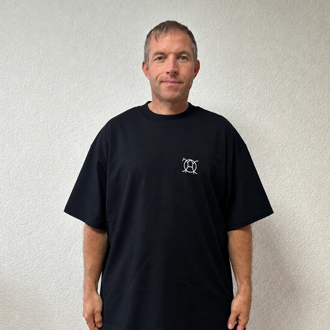 T-shirt Poison Cure noir porté par Benoît, fondateur de JaOcCo, coupe oversize taille M, vue de face