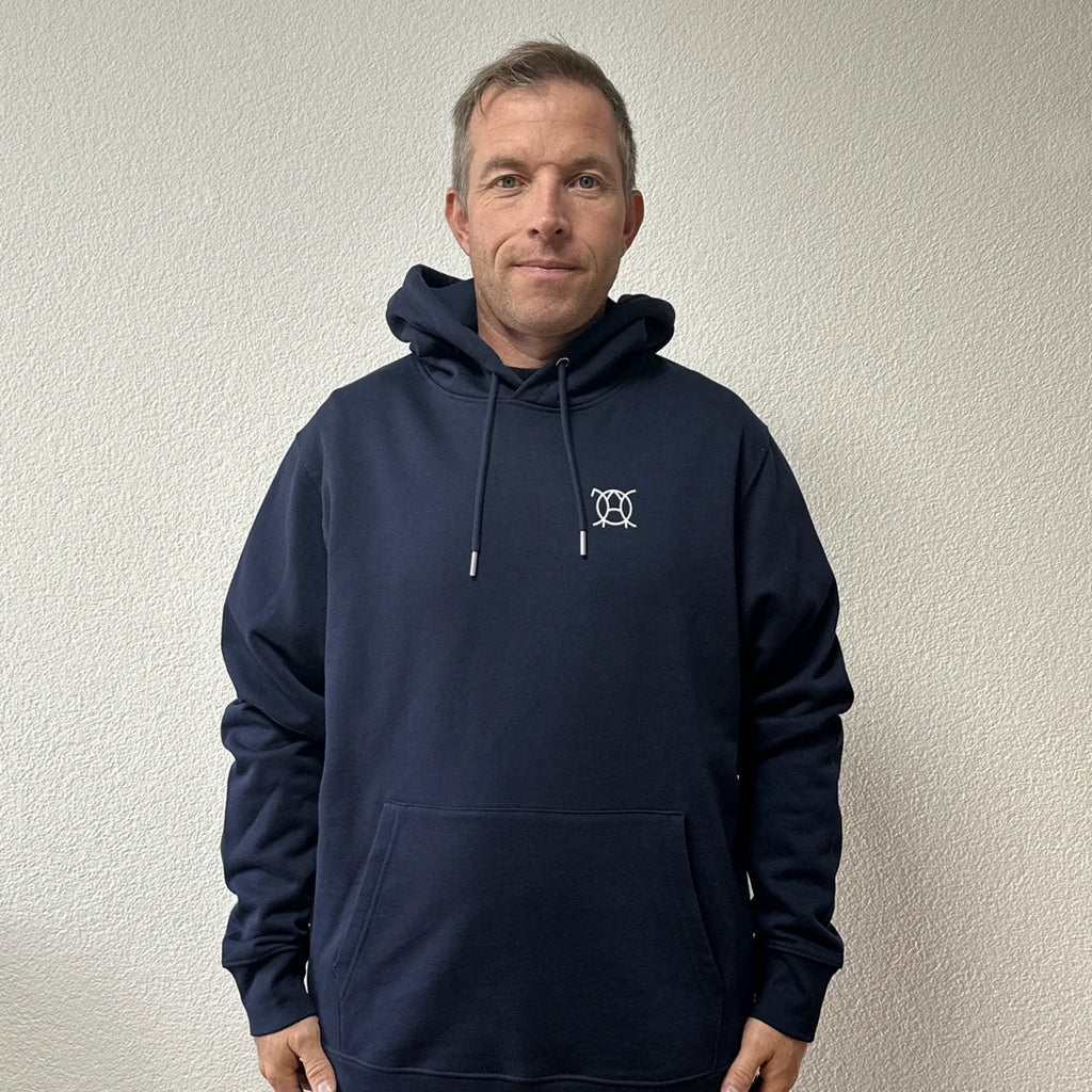 Hoodie Unwritten bleu marine porté par Benoît, fondateur de JaOcCo, coupe classique taille L, vue de face