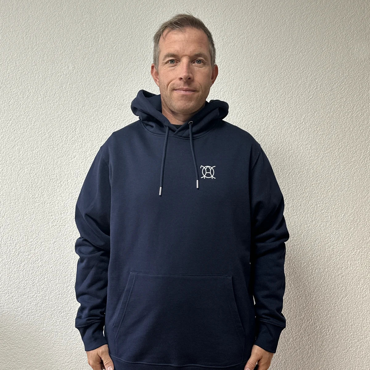 Hoodie Unwritten bleu marine porté par Benoît, fondateur de JaOcCo, coupe classique taille L, vue de face