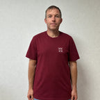 Unwritten T-Shirt in Burgundy, getragen von Benoît, Gründer von JaOcCo, klassischer Schnitt Grösse L, Vorderansicht