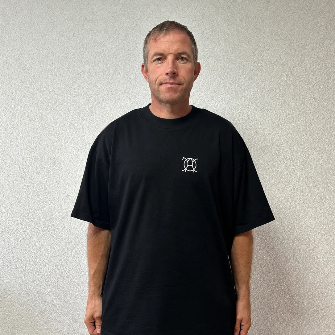 T-shirt Unwritten noir porté par Benoît, fondateur de JaOcCo, coupe oversize taille L, vue de face